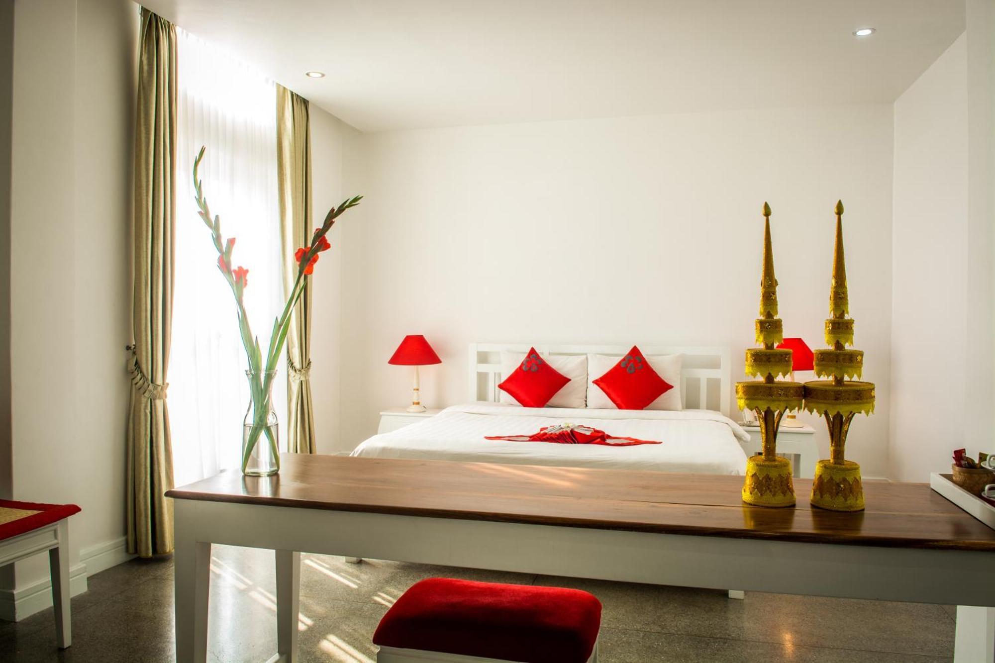 The Frangipani Royal Palace Hotel Пном Пен Екстериор снимка